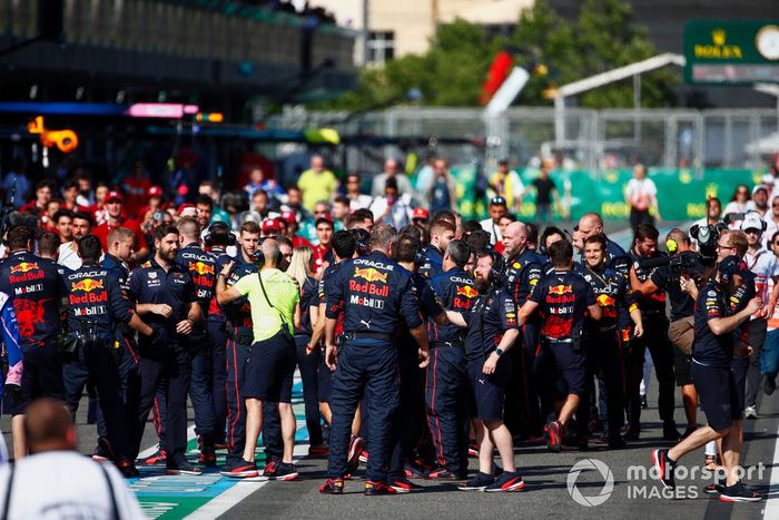 Los miembros del equipo Red Bull Racing celebran la victoria