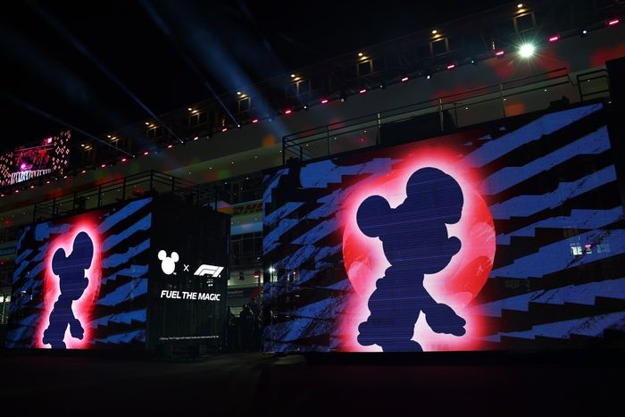 Marca Disney en el desfile de pilotos previo al Gran Premio de F1 de Las Vegas