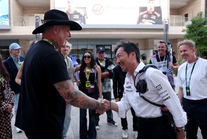 Ayao Komatsu, Team Principal de Haas F1 saluda a James Hetfield de Metallica en el Paddock 