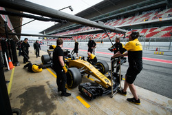 Nico Hulkenberg, Renault Sport F1 Team RS17 en pits