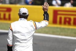 Fernando Alonso, McLaren, saluda a sus fans