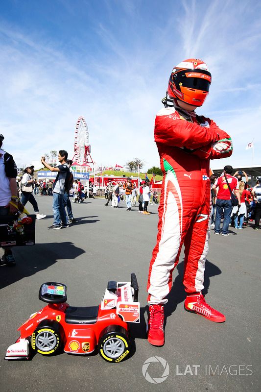 Un fan de ferrari vestido como Kimi Raikkonen, Ferrari