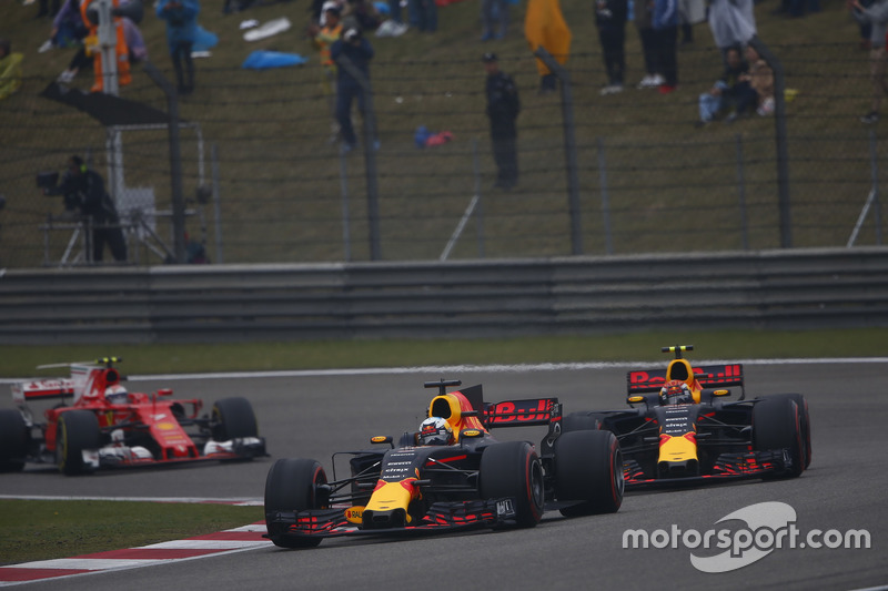 Daniel Ricciardo, Red Bull Racing RB13, Max Verstappen, Red Bull Racing RB13 y Kimi Raikkonen, Ferra