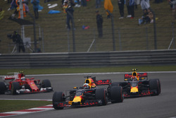 Daniel Ricciardo, Red Bull Racing RB13; Max Verstappen, Red Bull Racing RB13; Kimi Räikkönen, Ferrar
