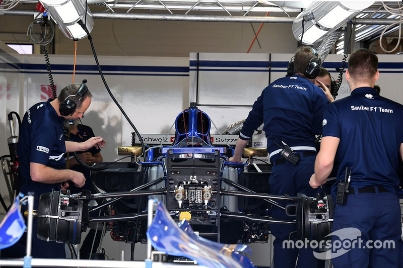 Sauber C36 in the garage