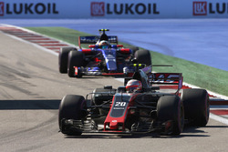 Kevin Magnussen, Haas F1 Team VF-17, Carlos Sainz Jr., Scuderia Toro Rosso STR12
