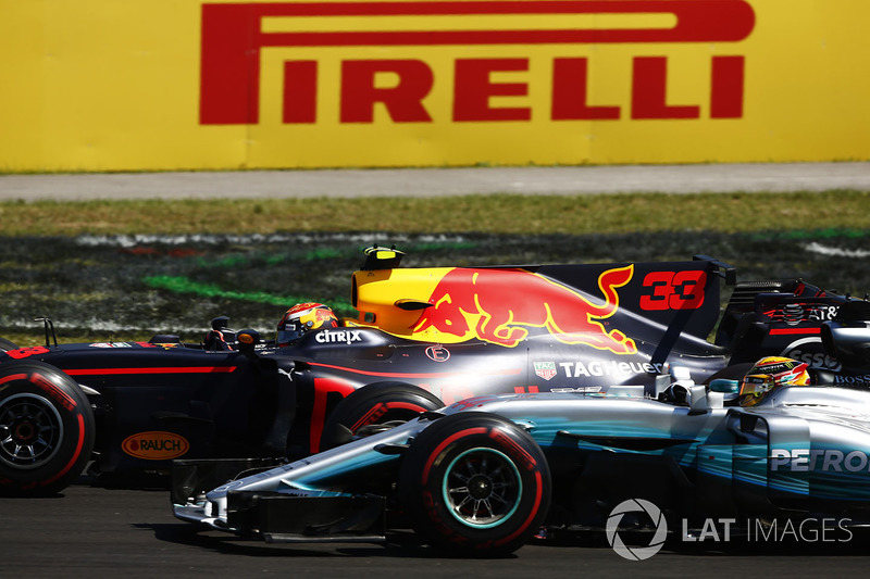 Max Verstappen, Red Bull Racing RB13, y Lewis Hamilton, Mercedes AMG F1 W08