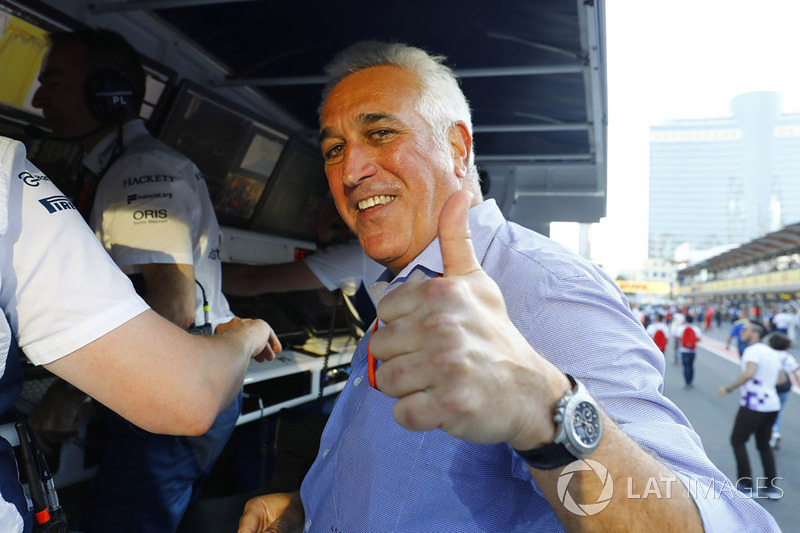 Lawrence Stroll da un pulgar para arriba después de que su hijo consiguiera el tercer lugar