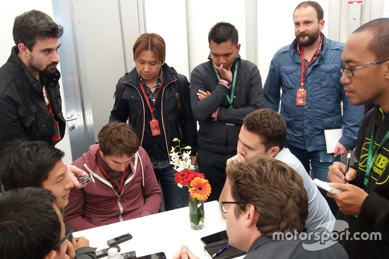 Rio Haryanto sedang diwawancarai media