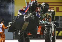 https://cdn-6.motorsport.com/images/mgl/6OOdev56/s9/f1-singapore-gp-2017-marshals-remove-the-damaged-car-of-daniil-kvyat-scuderia-toro-rosso-s.jpg