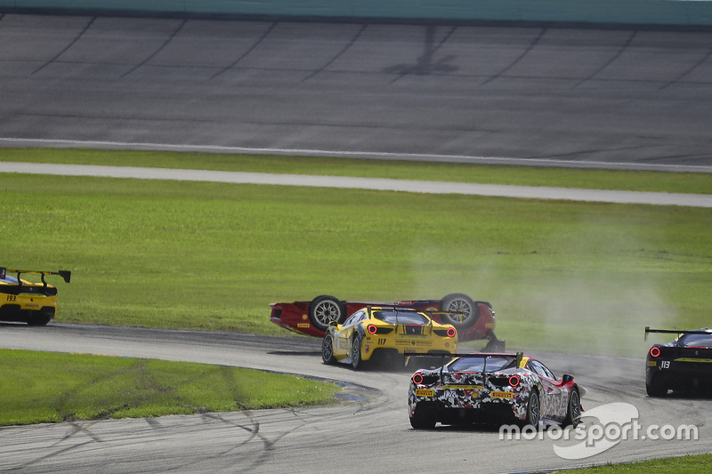 Choque del #124 Ferrari of Long Island Ferrari 488 Challenge: Jerome Jacalone