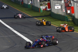 Daniil Kvyat, Scuderia Toro Rosso STR12, devant Fernando Alonso, McLaren MCL32, et Nico Hulkenberg, Renault Sport F1 Team RS17