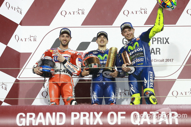 Podium: segundp, Andrea Dovizioso, Ducati Team; ganador, Maverick Viñales, Yamaha Factory Racing; te