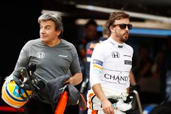 Fernando Alonso, McLaren, en el pit lane después de ser eliminado de la Q2