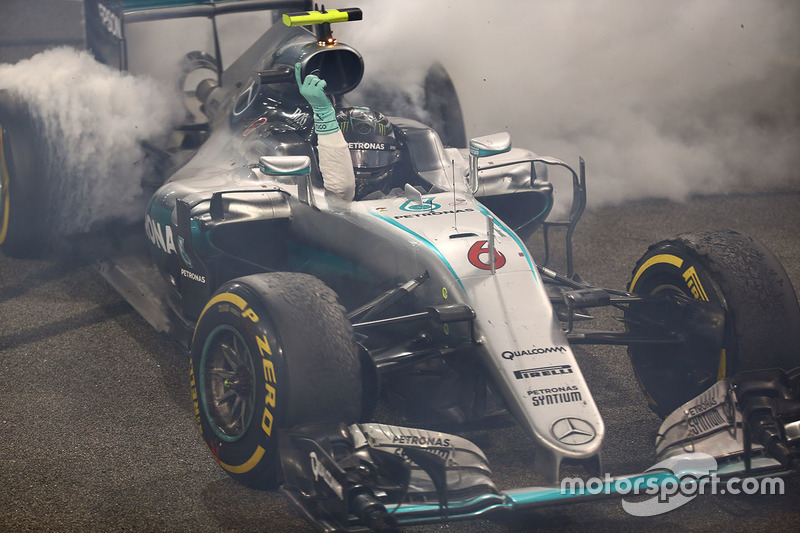 2. Nico Rosberg, Mercedes AMG F1 W07 Hybrid, feiert den Titelgewinn