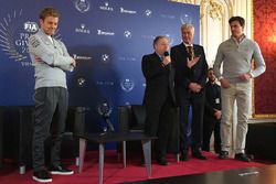 Nico Rosberg, Mercedes AMG F1, Jean Todt, Presidente de la FIA y Toto Wolff, Mercedes AMG F1 accioni
