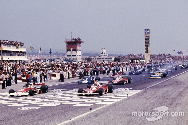 Start zum GP Frankreich 1976 in Le Castellet: James Hunt, McLaren M23, führt