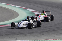 Harrison Newey devant Mick Schumacher