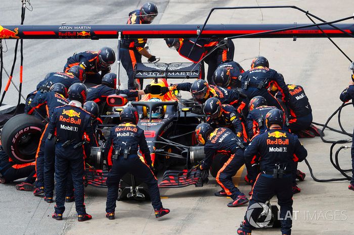 Daniel Ricciardo, Red Bull Racing RB14, hace un pit stop