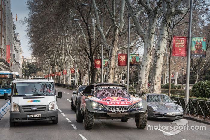 Carlos Sainz, Lucas Cruz, Peugeot Sport en las calles de Madrid