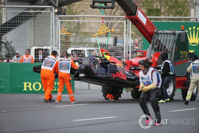 El auto chocado de Max Verstappen, Red Bull Racing RB14