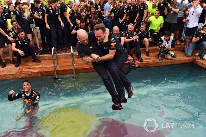 Christian Horner, SZef zespołu Red Bull Racing i Adrian Newey, Red Bull Racing skaczą do basenu