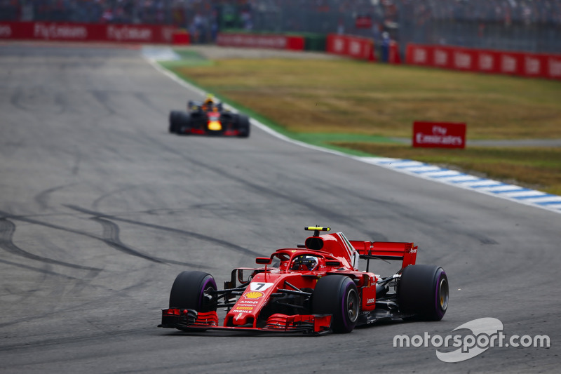 Kimi Raikkonen, Ferrari SF71H, voor Max Verstappen, Red Bull Racing RB14