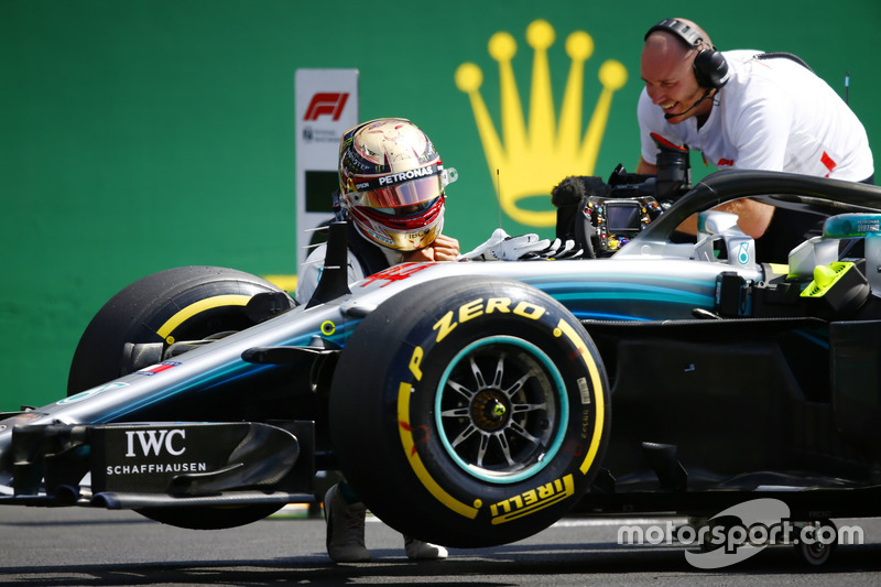 Ganador de la pole Lewis Hamilton, Mercedes AMG F1, celebra