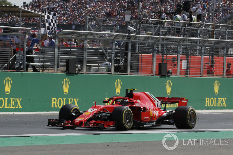 Kimi Raikkonen, Ferrari SF71H toma la bandera a cuadros