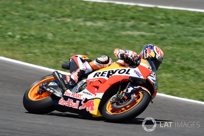 Dani Pedrosa: “E desta vez, tudo bem, Lorenzo talvez não tenha me visto, não tenha olhado, não me esperava lá ou o que quer que fosse. Mas, boom, acabamos caindo. E novamente incidente de corrida.”