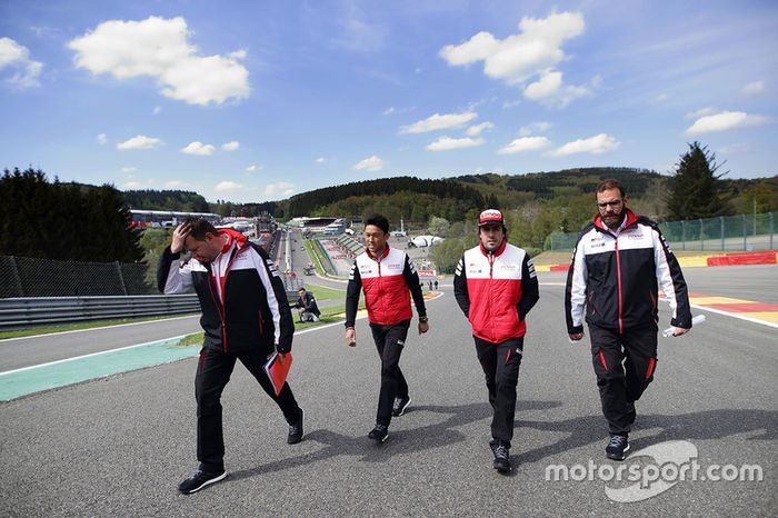 Fernando Alonso, Kazuki Nakajima, Toyota Gazoo Racing, caminan por la pista