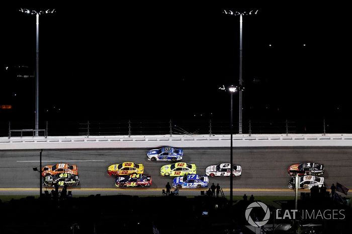 Alex Bowman, Hendrick Motorsports Chevrolet Camaro drops back