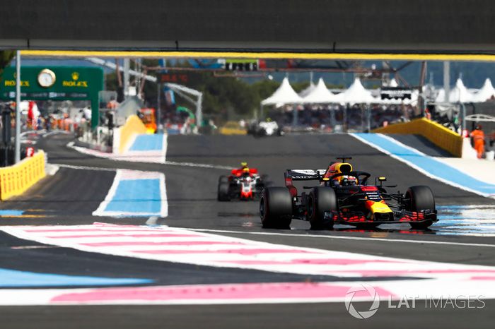 Daniel Ricciardo, Red Bull Racing RB14, Kevin Magnussen, Haas F1 Team VF-18