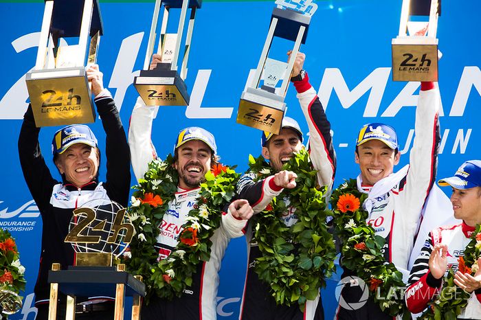 Overall podium: winners Sébastien Buemi, Kazuki Nakajima, Fernando Alonso, Toyota Gazoo Racing