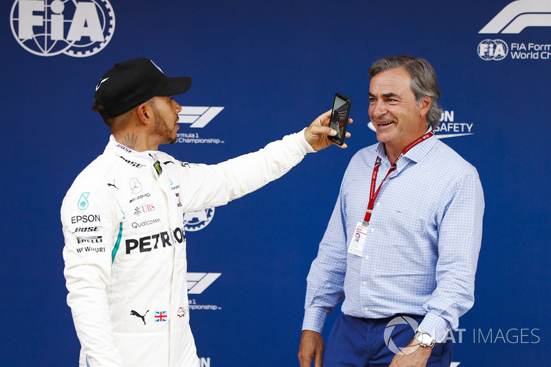 Lewis Hamilton, Mercedes AMG F1, célèbre la pole position avec Carlos Sainz