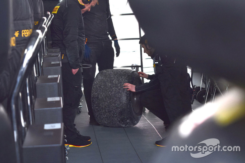 Pirelli engineers are check with McLaren engineers the rear tyre of Fernando Alonso
