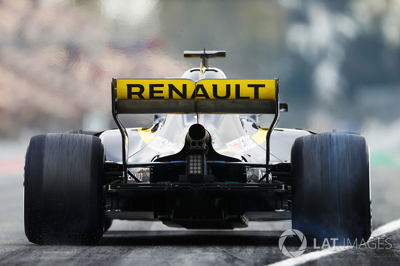 Nico Hulkenberg, Renault Sport F1 Team RS18, burns rubber out of the pit lane