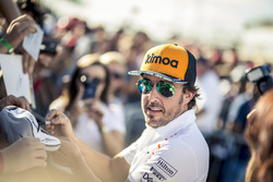 Fernando Alonso, McLaren signe des autographes pour les fans