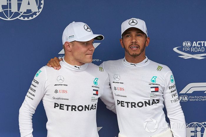 Valtteri Bottas, Mercedes AMG F1, y el poleman Lewis Hamilton, Mercedes AMG F1