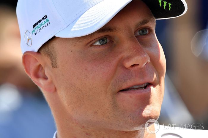 Valtteri Bottas: “Primeiro de tudo, ‘ajudante’ machuca. Segundo, não vejo pontos positivos para mim na corrida. Eu queria um resultado melhor.”