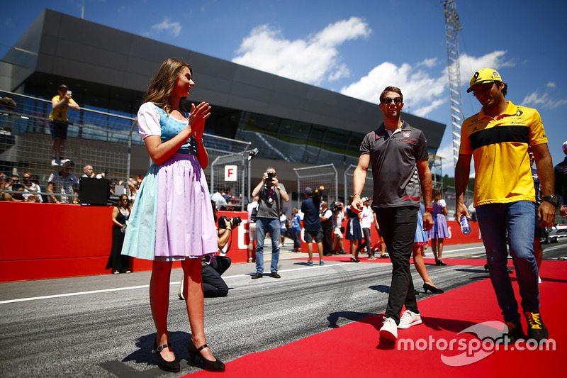 Grid kızları, Romain Grosjean, Haas F1 Team, and Carlos Sainz Jr., Renault Sport F1 Team