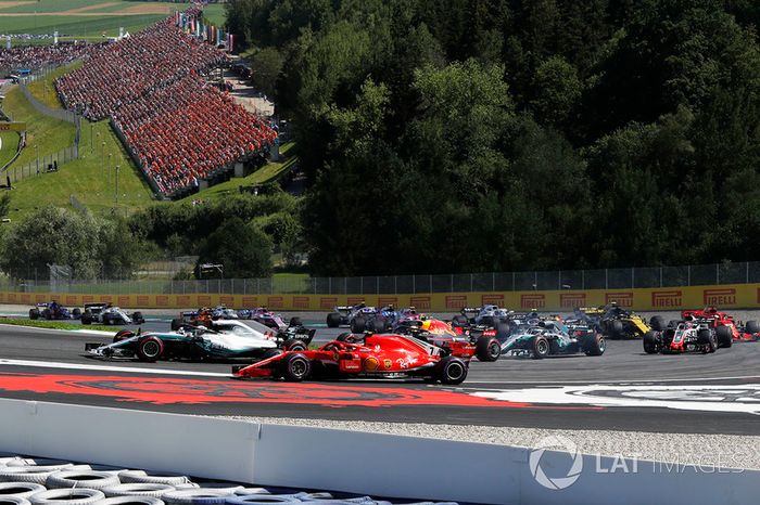 Lewis Hamilton, Mercedes-AMG F1 y Kimi Raikkonen, Ferrari SF71H 