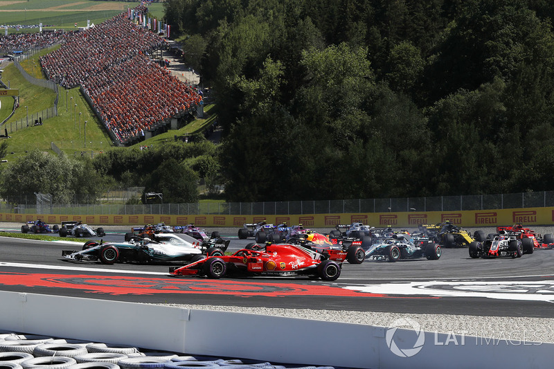 Duel Lewis Hamilton dan Kimi Raikkonen pada Lap 1