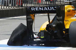 Kevin Magnussen, Renault Sport F1 Team R.S.16 torna ai box con la gomma posteriore sinistra esplosa
