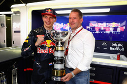 Max Verstappen, Red Bull Racing fête sa première victoire en F1 avec son père Jos Verstappen