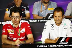 Mattia Binotto, director técnico de Ferrari con Aldo Costa, Director de ingeniería de F1 de Mercedes