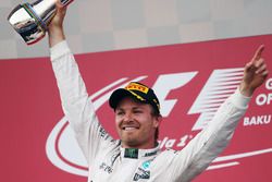 Ganador de la carrera Nico Rosberg, Mercedes AMG F1 celebra en el podio