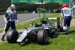 El Mercedes AMG F1 W07 híbrido de Nico Rosberg, después de que se estrelló en la tercera sesión de e