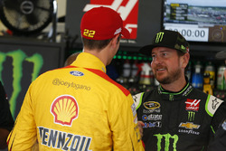 Kurt Busch, Stewart-Haas Racing Chevrolet, Joey Logano, Team Penske Ford