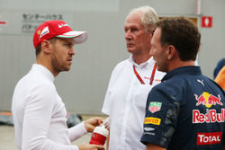 (De izquierda a derecha): El piloto de Ferrari, Sebastian Vettel, con Dr Helmut Marko, asesor de Red Bull y el El director de Red Bull, Christian Horner